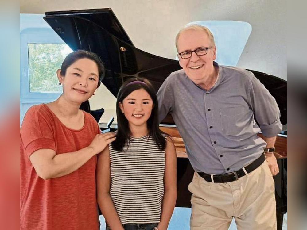 Musik bestimmt ihr Leben: Die Erwitter Musikschülerin Juna Qian wechselt auf ein Spezialgymnasium in Weimar. Die Erwitter Klavierlehrerin So-Yeon Bae und Musikschulleiter Bernd Hense sind begeistert, dass die Zehnjährige die Aufnahmeprüfung bestanden hat.