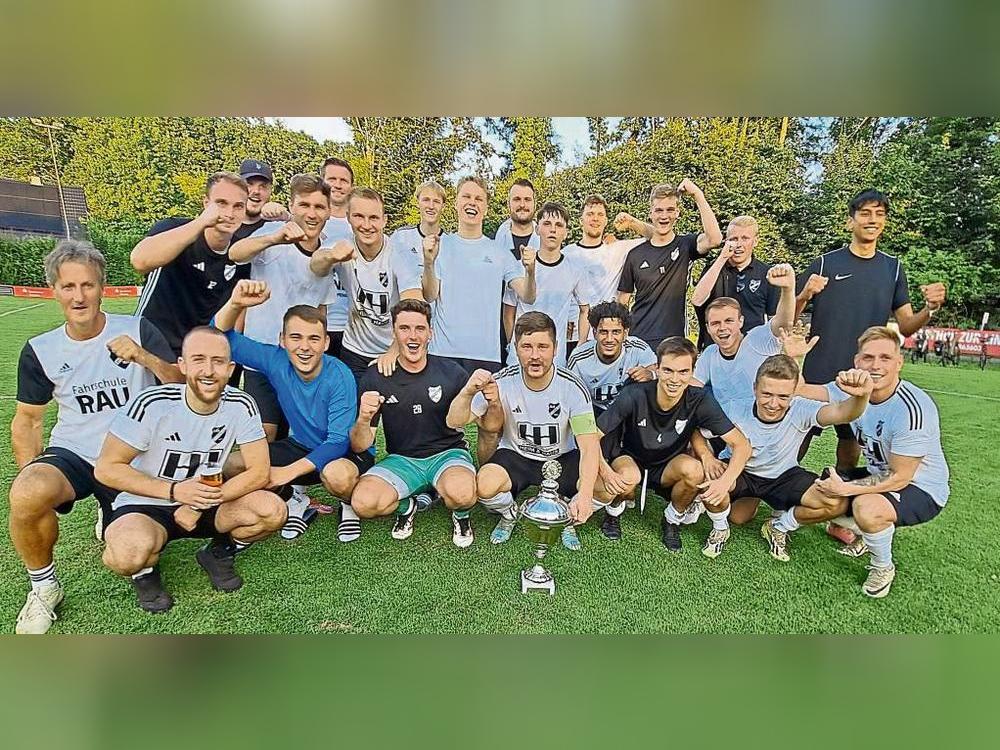 Der Amtspokal ist ihrer: Die Fußballer des SuS Störmede feiern nach einem 1:0-Erfolg im Finale über Gastgeber Ehringhausen den ersten Titel der neuen Saison. Fotos: Heinke