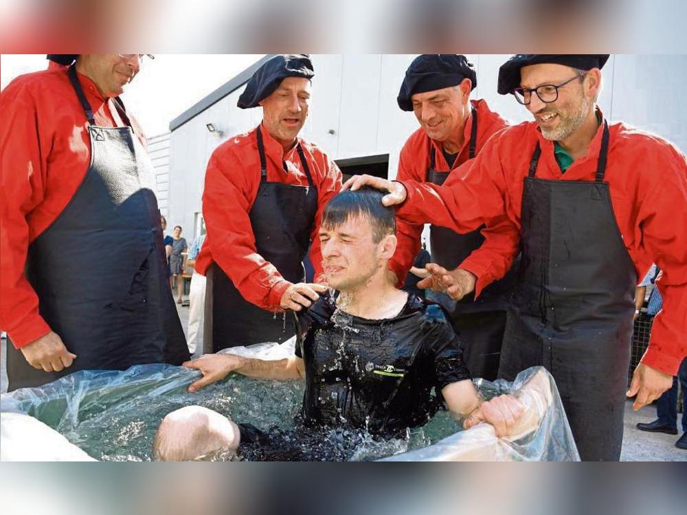 In die Bütte: Mit dem Handwerker-Brauch des Gautschens feierte Stefan Gottbehüt von der Langeneicker Druckerei Geseke GmbH das Ende seiner Lehrzeit. Fotos: Giannakis