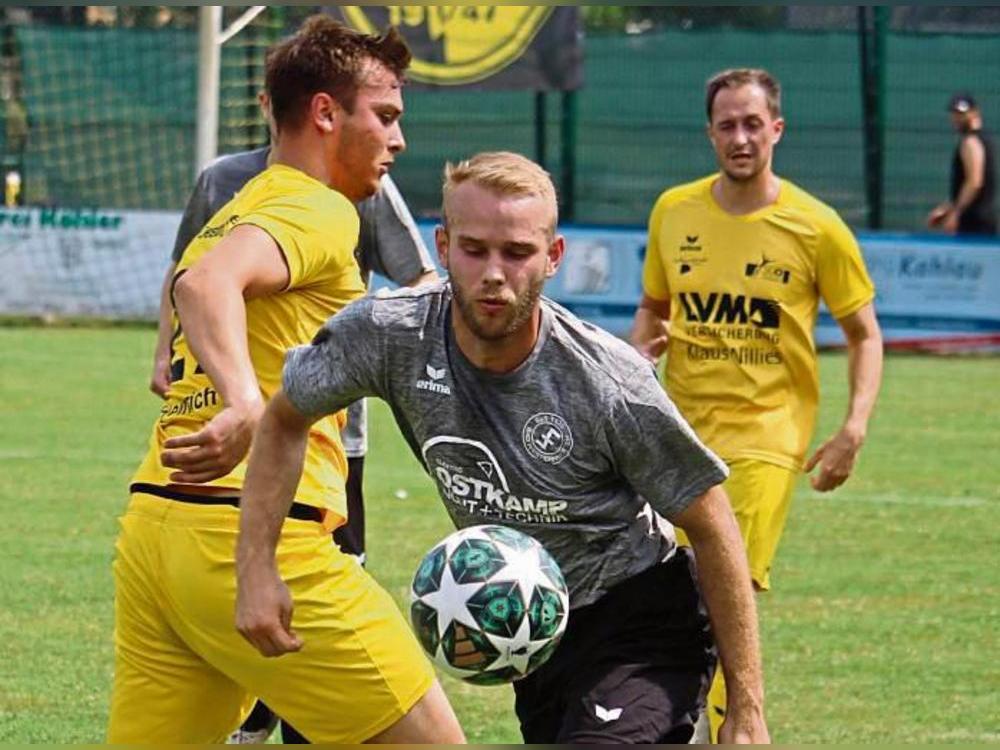 Jan Penner (vorne) und der SuS Bad Westernkotten gewannen das Vorbereitungsturnier in Hilbeck nach einem Unentschieden zum Start sowie zwei Siegen. Foto: T. Heinke
