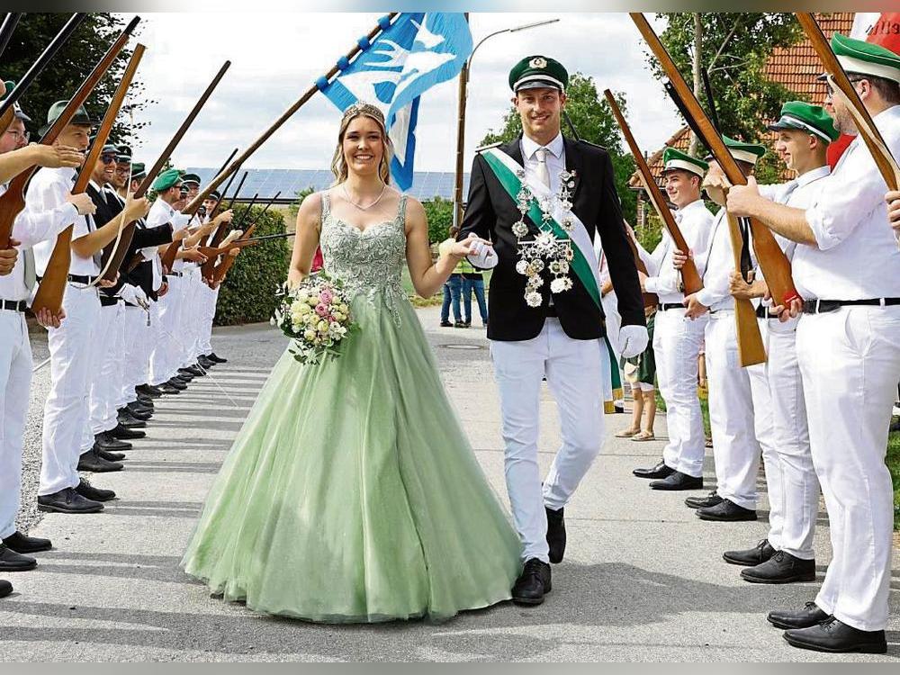 Für das neue Königspaar Alexander Köller und Judith Beele standen die Schützen in Kellinghausen Spalier. Foto: Laame