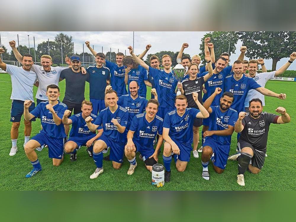 Sie stoppten die Hörster Siegesserie und sicherten sich den begehrten Wanderpokal: Die Fußballer des SV BW Rixbeck-Dedinghausen verdienten sich den Turniersieg durch viel Leidenschaft. Mit 2:0 gewannen sie das Finale. Fotos: Heinke
