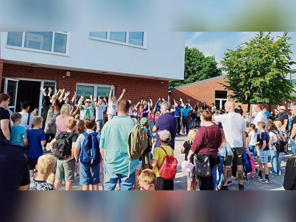 Unter dem Motto „Tief in den Dschungel“ verbringen 90 Kinder zwei abwechslungsreiche Ferienwochen mit Spiel, Kreativangeboten und Ausflügen – direkt vor der Haustür.