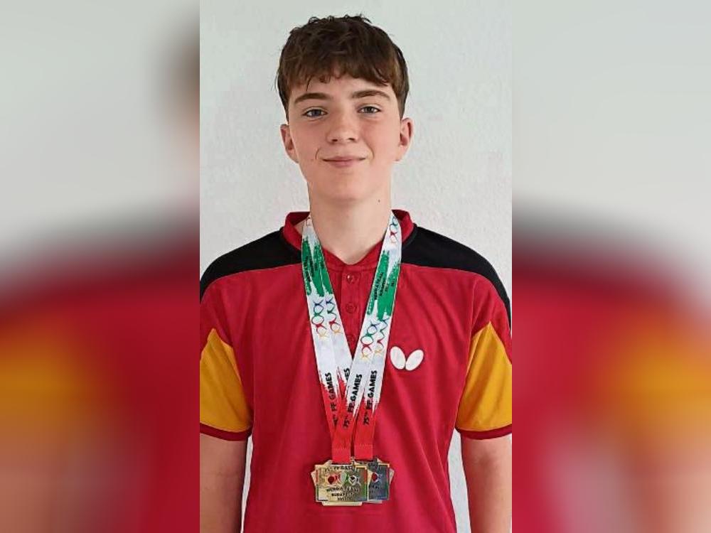 Ole Brock gewann bei der inoffiziellen DJK-Tischtennis-Europameisterschaft in Budapest Gold und Silber.
