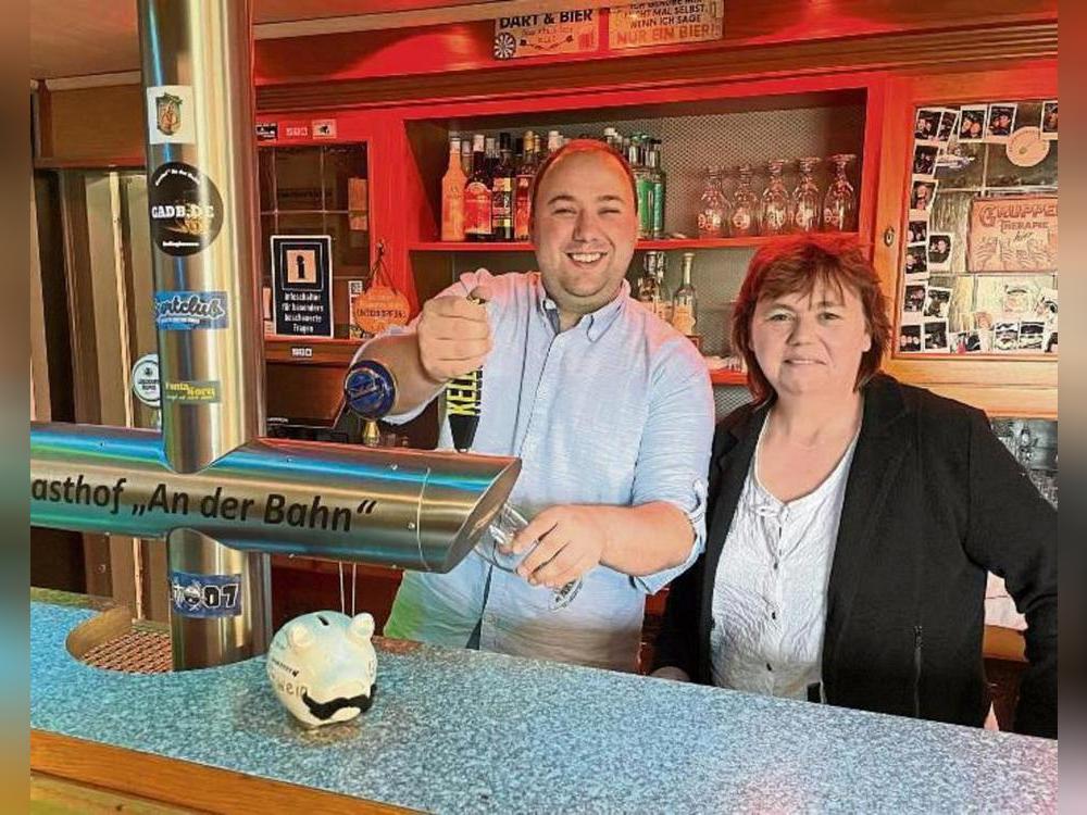 Übernehmen den Gasthof An der Bahn: Thies Kaczmarek und seine Mutter Cordula Künstner. Foto: Rückert