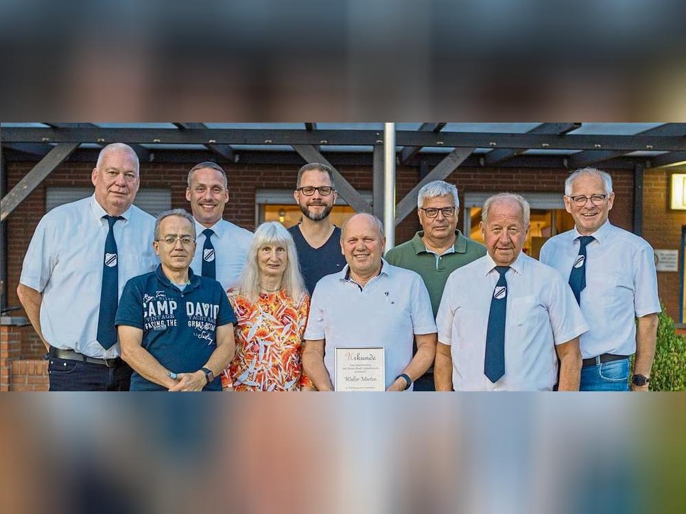 Der Vorstand von BW Lipperbruch zog Bilanz, ehrte seine Jubilare und zwei Mitglieder für herausragende Verdienste im Ehrenamt (v.l.): Michael Klottka (2. Vorsitzender), Jens Ulrich (50 Jahre Mitglied), Mario Kirschner (Geschäftsführer und 25 Jahre Mitglied), Dagmar Tochtrop (40), André Jaworsky (erhielt die silberne Vereinsnadel), Walter Marton (wurde zum Ehrenmitglied ernannt), Volker Bockes (50), Karl-Heinz Jaworsky (1. Vorsitzender) und Peter Jablonka (Kassierer).