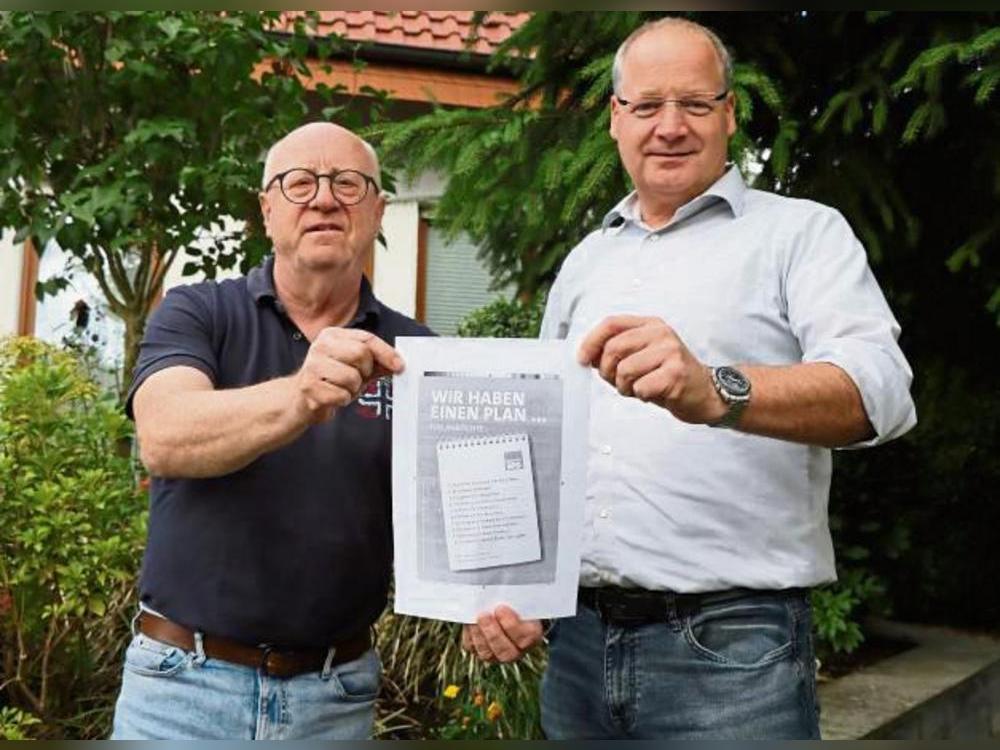„Wir haben einen Plan“: Martin Fischer (l.) und Dirk Wienecke mit dem Programm für die Kommunalwahl. Foto: Dietz