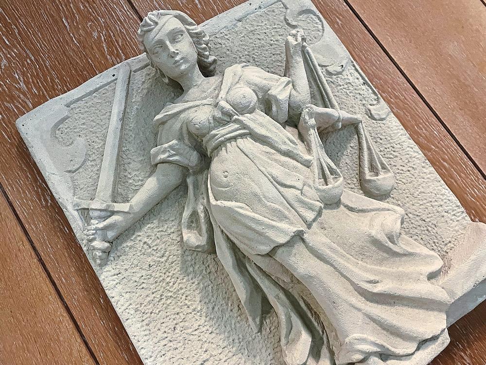 Nach Flaschenklau: Ein Paderborner (43) muss sich wegen räuberischer Erpressung vor Gericht verantworten. Symbolfoto: Rückert