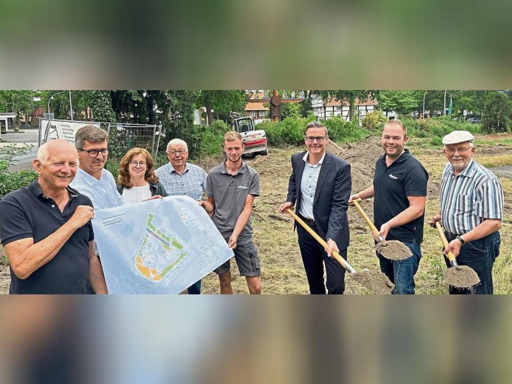 Offizieller Startschuss für den zweiten Bauabschnitt der „Neuen Mitte Mastholte“ (v.l.) Konrad Schürhoff (Arbeitskreis), Landschaftsarchitekt Jürgen Edenfeld, Heike Bennink (Leiterin Abteilung Öffentliches Grün der Stadt Rietberg), Hajo Ahrens (Arbeitskreis), Marius Knapp (Wimmelbücker Dienstleistungen), Bürgermeister Andreas Sunder, Dennis Wimmelbücker (Inhaber Wimmelbücker Dienstleistungen) und Gisbert Schnitker (Ortsvorsteher).