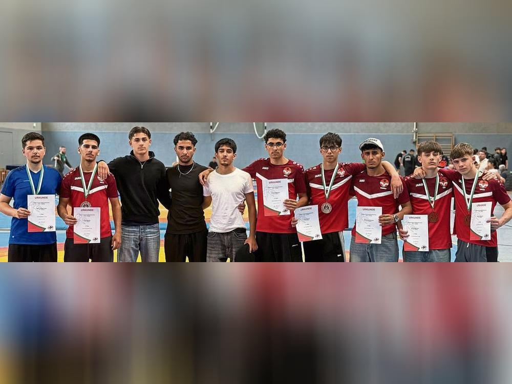 Auf Erfolgskurs beim Landesturnier für Anfänger in Gütersloh (v.l.): Emrah Cayit, Jaber Sultani, Roni Hussein (Betreuer), Kalaf Aldakhi (Betreuer), Ariyan Sultani (Betreuer), Hosam Alahmad, Renas Brimo, Mohamed Alahmad, Aland Alothmann und Eduard Borgdorf von den Ringern des JSV Lippstadt.