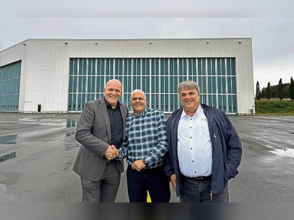 Nachhaltige Vermietung der großen Werfthalle (v.l.): Roland Hüser (Flughafen-Geschäftsführer), Joe Yakub (Head of Operations Altitude Paint Services) und Andreas Ossenkopf (General Manager Altitude Paint Services).
