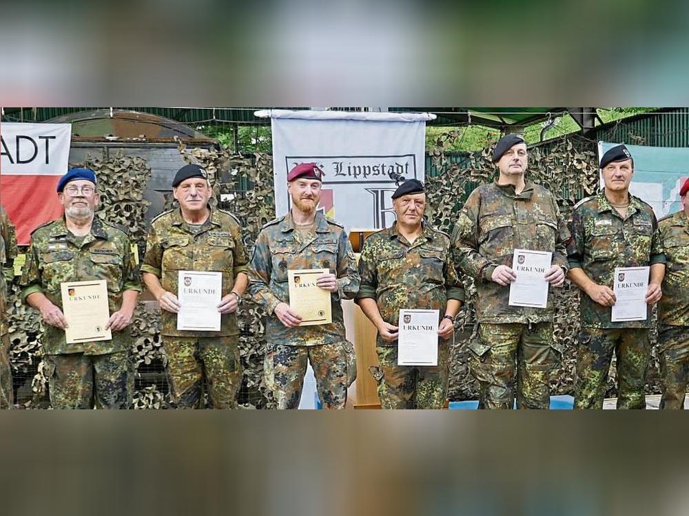 Für langjährige Mitgliedschaft in der Reservistenkameradschaft Lippstadt wurden sechs Kameraden mit Urkunden und Ehrennadeln geehrt. Fotos: Priesnitz