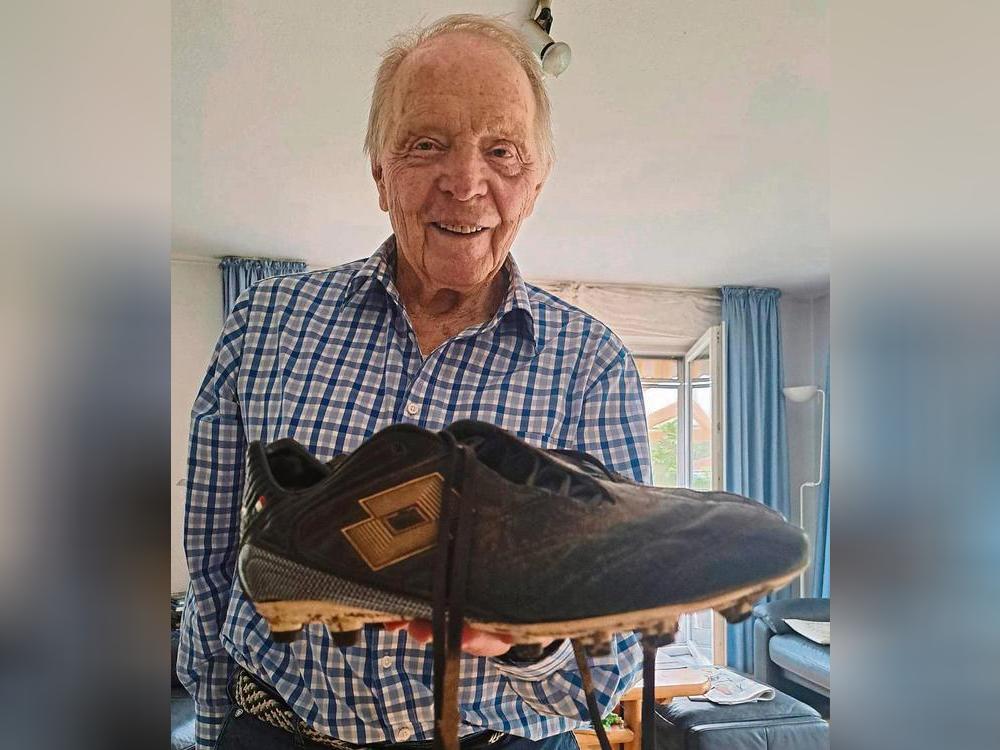 „Das waren 13 Jahre lang meine Glücksschuhe“: Vollblut-Schiri Bruno Hubrich beendete mit 85 Jahren seine aktive Laufbahn. Die 60 Schiedsrichterjahre hätte er aber gerne noch vollgemacht, sagt der Bökenförder rückblickend. Doch es sollte nicht sein. Foto: Heinke