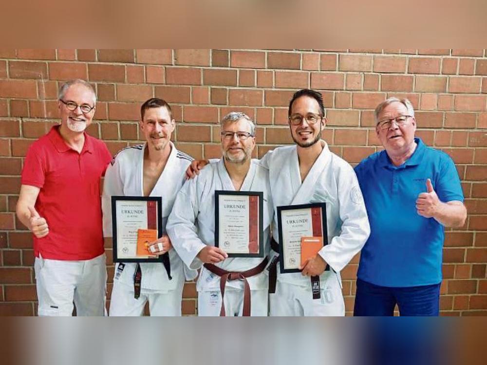 Gemeistert (v.l.): Jörg Götzen (TV Attendorn), Björn Obergassel (JSV Lippstadt) und Hendrik Weise (JSV Lippstadt) legten erfolgreich die Dan-Prüfung ab. Zu den Gratulanten gehörten die beiden Trainer Michael Breda (links/JSV Lippstadt) und Achim Baum (rechts/JSV Lippstadt).