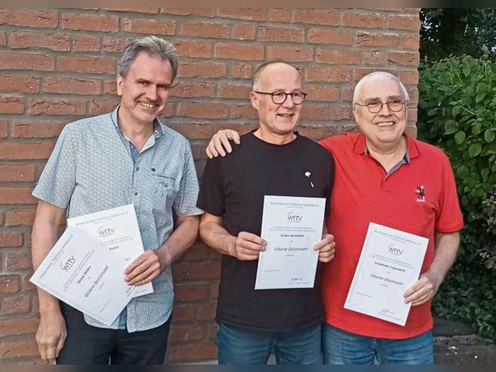 Auszeichnungen vom WTTV (v.l.): Ulrich Möller erhielt die silberne Ehrennadel sowie die goldene Spielernadel, Guido Scholand die silberne Spielernadel und Friedhelm Papenkort die silberne Ehrennadel.