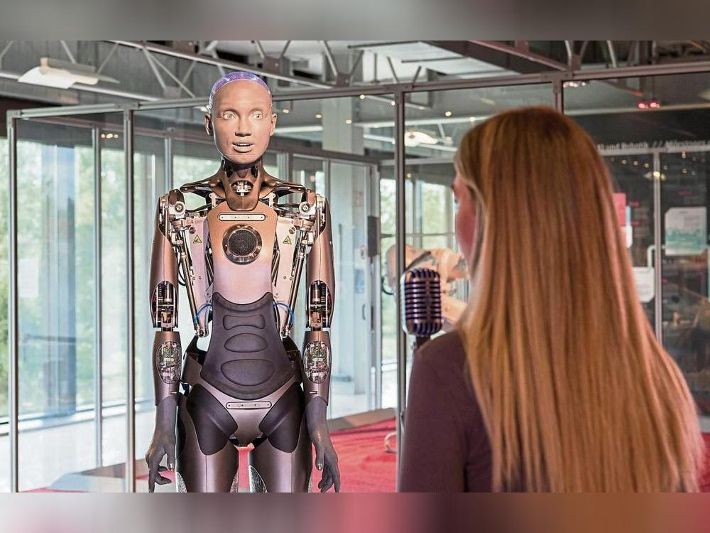 1,87 Meter groß, 62 Kilogramm schwer und ausgestattet mit 61 Motoren: Ameca, der neue humanoide Roboter im Heinz-Nixdorf-Museumsforum. Foto: Reinhardt A. Hardtke/HNF