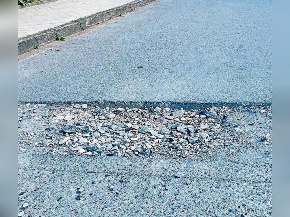 Bitte absteigen! Tiefe Furchen und grober Schotter machen das Radfahren auf Effelns Straßen schwierig. Foto: Erwin Koch