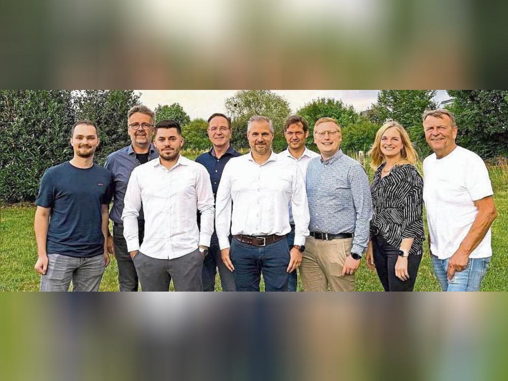 Der neu gewählte Vorstand des FDP Ortsverbandes Oestereiden mit Gästen (v.l.): Fabian Griewel (Vorsitzender Kreisverband), Thomas Köchling (Beisitzer), Christopher Haufschild (Stellvertretender Vorsitzender), Wolfgang Henze (Vorsitzender Stadtverband Rüthen), Karsten Kußmann (Vorsitzender), Heiner Luz (Beisitzer), Hendrik Köller (Beisitzer), Melanie Kußmann (Schriftführerin), Christof Rasche (MdL, Vizelandtagspräsident NRW). Foto: Kloer