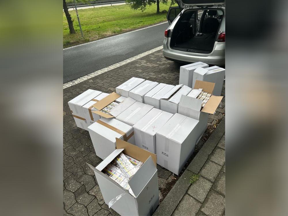 Diese Kartons mit unversteuerten Zigaretten entdeckte der Bielefelder Zoll bei einer Kontrolle auf dem Parkplatz Berge an der A44: Ein 44-jähriger Autofahrer versuchte, die Zigaretten zu schmuggeln. Foto: Hauptzollamt Bielefeld