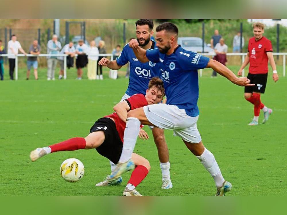 Voll reinhängen wird sich Nico Böll im vorletzten Testspiel des SV Lippstadt beim Landesligisten Hövelhofer SV. Maximilian Franke (ganz r.) fällt mit einer Zerrung aus. Foto: Lütkehaus