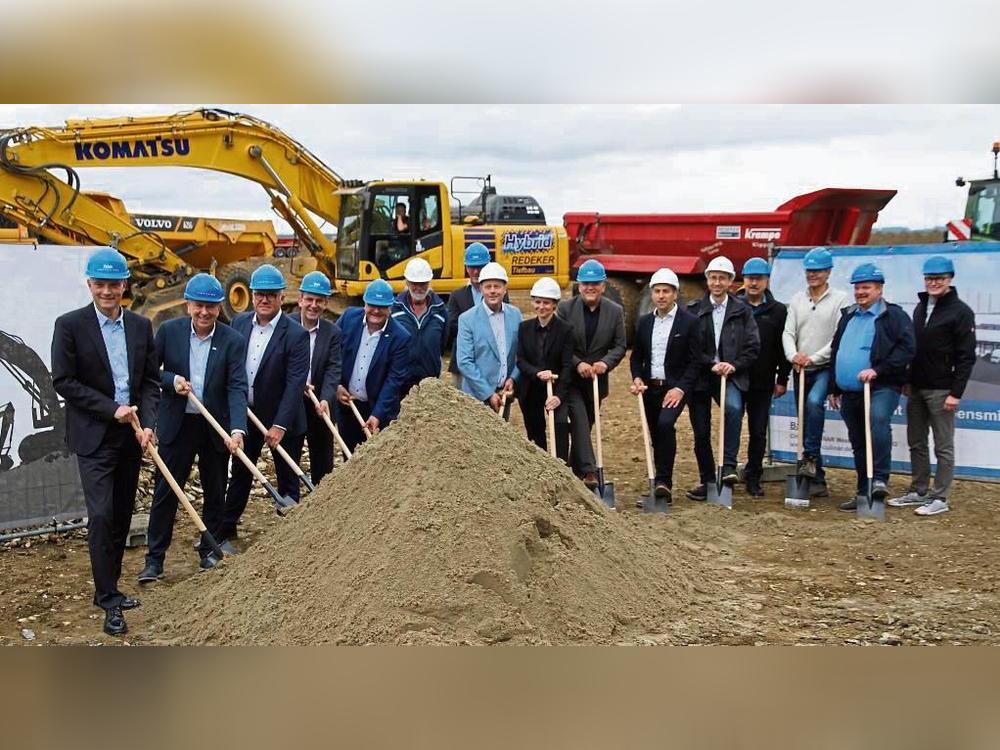 Vertreter des Unternehmens Chefs Culinar setzten gemeinsam mit Persönlichkeiten aus Politik, Verwaltung und Bauwesen den ersten Meilenstein für das zukunftsweisende Bauprojekt am Flughafen Paderborn-Lippstadt. Foto: Büttner