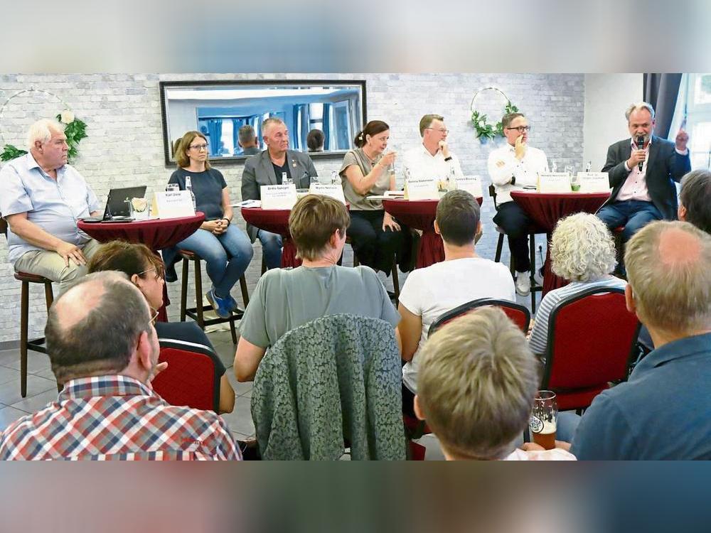 Diskutierten mit den Erwitter Bürgern über Demokratie und ihre Feinde (v.l.): Karl Dietz, Britta Spiegel, Martin Niehaus, Bettina Stakemeier, Torsten Blöming, Hendrik Henneböhl und Prof. Jürgen Overhoff. Foto: Dietz