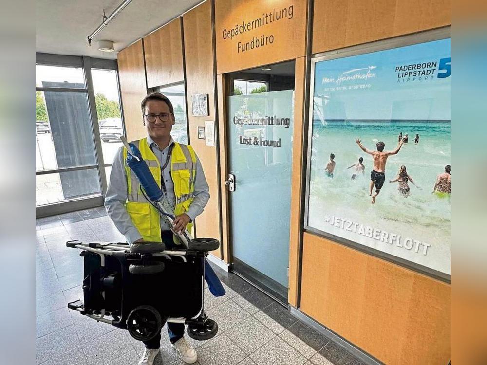 Koffer lagern aktuell nicht im Flughafen-Fundbüro in Paderborn/ Lippstadt, dafür Kinderwagen und Sonnenschirme, weiß Leiter Magnus Töcker. Foto: Cegelski