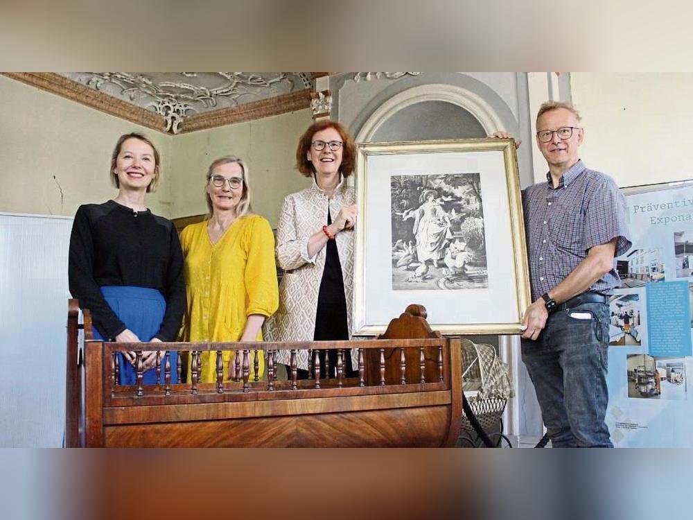 Der Förderverein schenkte dem Stadtmuseum eine Zeichnung von Friedrich Ostendorf und eine Wiege (v.l.): Anna Katz (Stadt Lippstadt), Christine Schönebeck (Museumsleiterin), Brigitte Reich (Vorsitzende des Fördervereins), Wolfgang Streblow (Förderverein). Fotos: Mintert