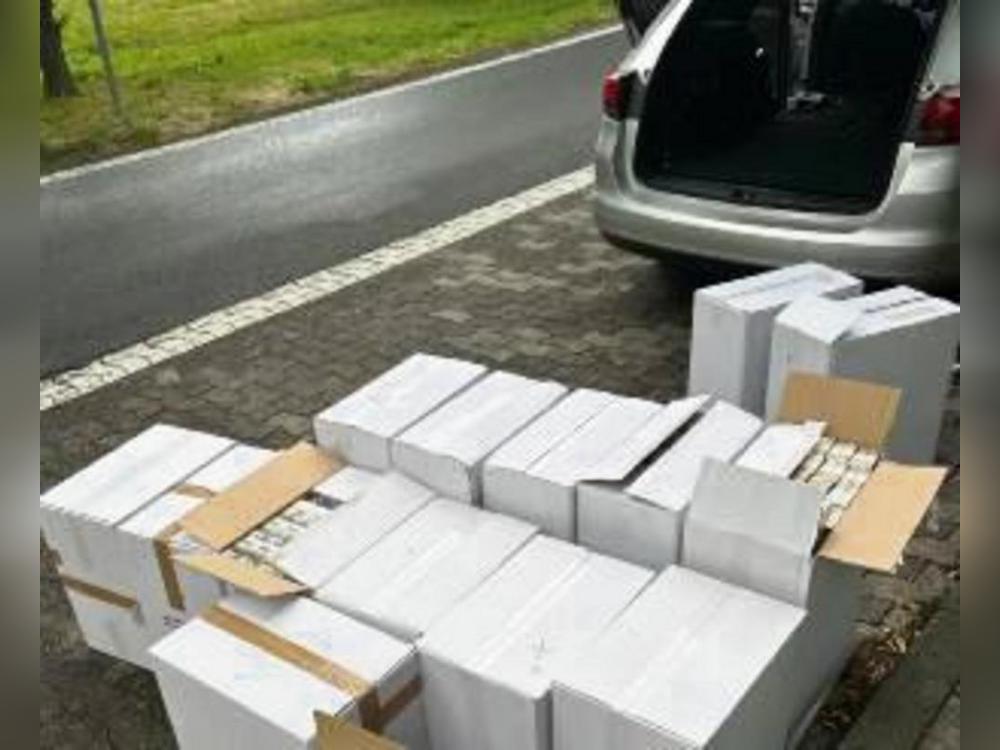 Die Kartons aus dem Kofferraum. Foto: Zoll