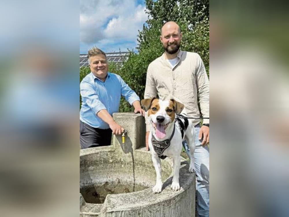 Hund Charly gefällt es, darüber freuen sich Bürgermeister Arne Moritz (l.) und Marvin Rölleke vom Fachdienst Grünflächen.
