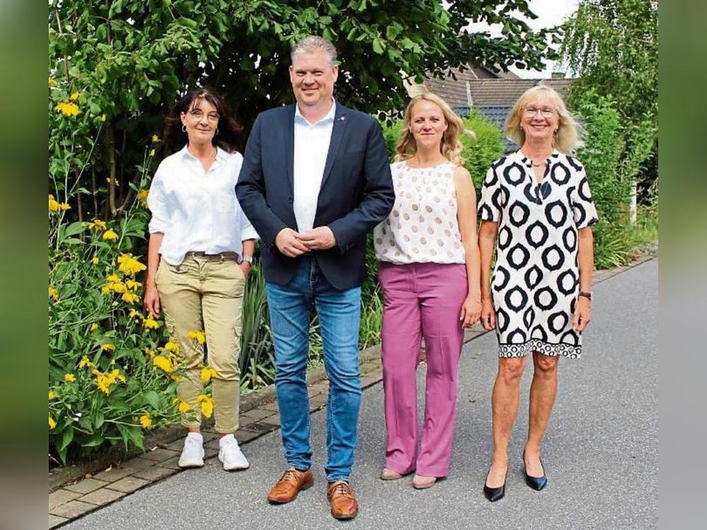 Landtagsabgeordneter Jörg Blöming stellte mit seinem Team, Anja Reich (l.), Johanna Muschalik-Jaskolka (2.v.r.) und Birgit Wapelhorst (r.), Zahlen für den Wahlkreis vor. Foto: Mintert