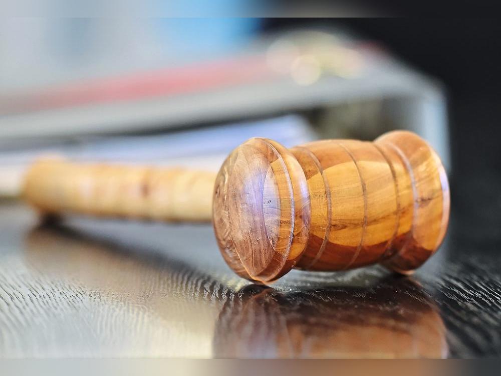 Betrugsprozess in Paderborn: Ein 38-Jähriger soll einem Senior mit einer Krebslüge 70.000 Euro abgenommen haben. Symbolfoto: DPA
