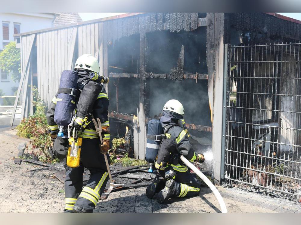 Der Unterstand wurde Opfer der Flammen. Foto: Wapelhorst