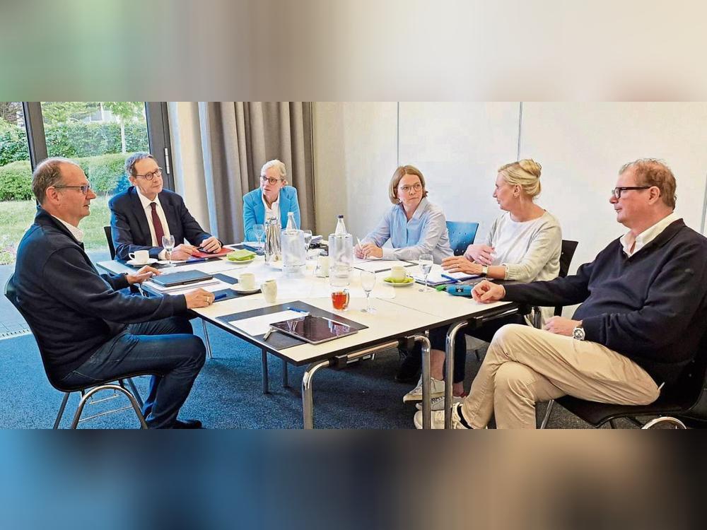 Austausch im Expertenrat (v.l.): Interventionsbeauftragter Thomas Wendland, Kirchenrechtler Hans Herbert Hölsbeck, Klinikleitung Dr. Andrea Möllering, Manuela Koritensky (Team Intervention Erzbistum), Diplompädagogin und Familientherapeutin Anke Lesner und Rechtsanwalt Jan-Henrik Heinz.