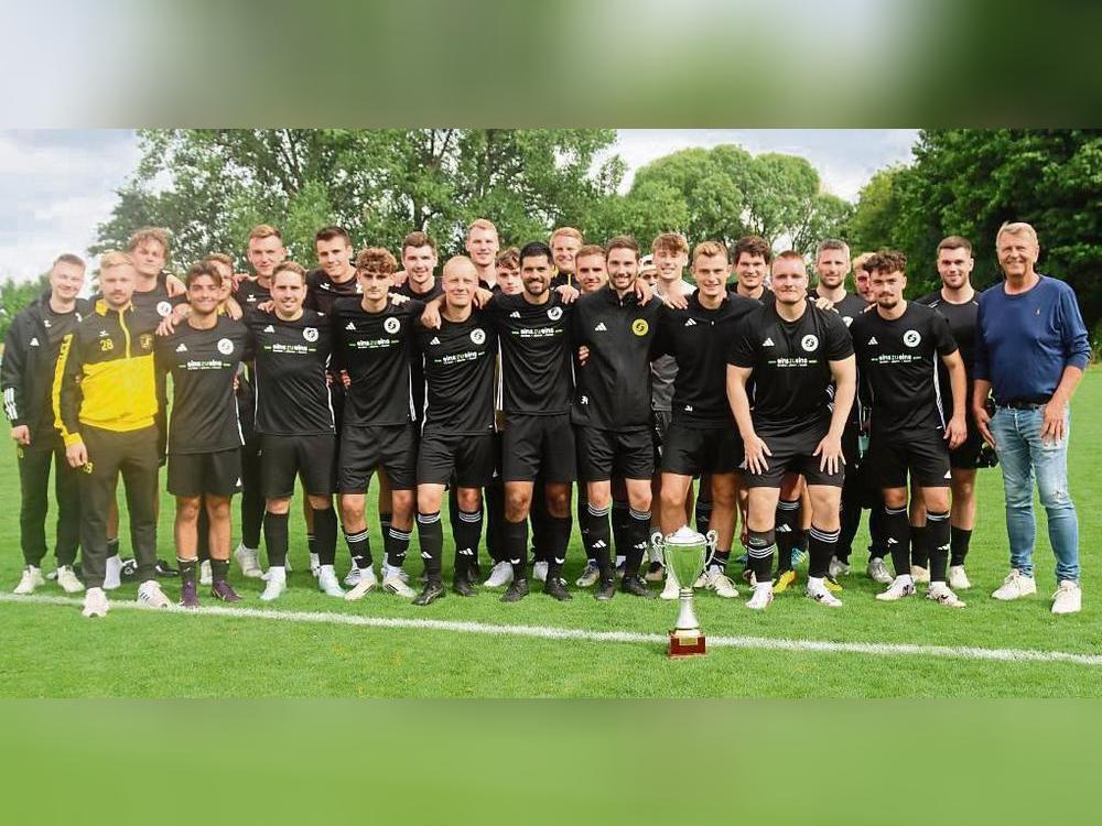 Alter und neuer Erwitter Stadtpokalsieger: Der SuS Bad Westernkotten II sicherte sich den Titel gegen Stirpe. Rechts der Stadtsportverbands-Vorsitzende, Christof Rasche. Fotos: Feichtinger