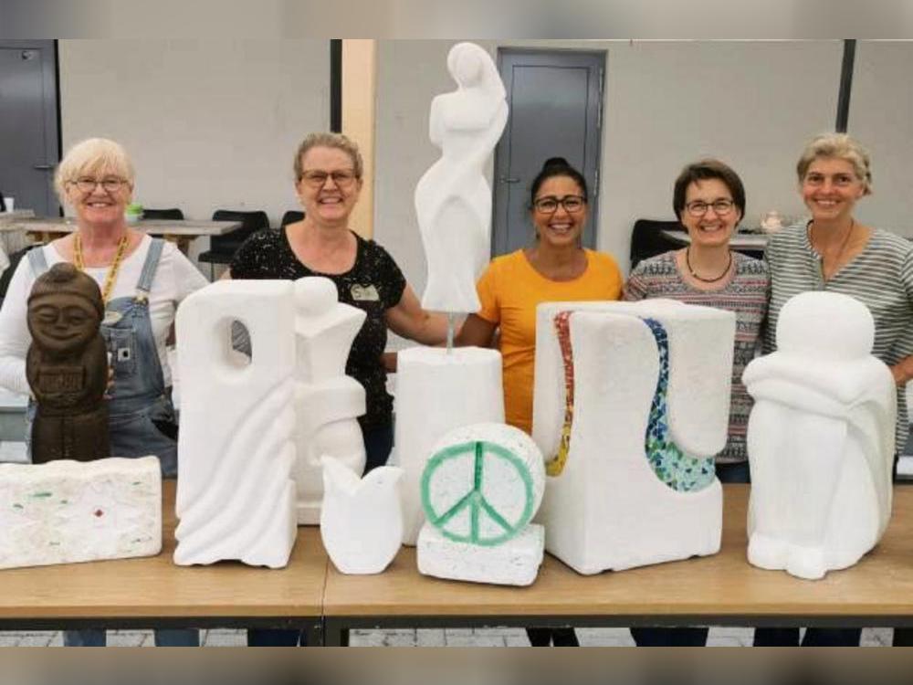 Gitta Kiefer, Silvia Rotgeri, Leni Gehlen, Nicola Rätsch und Melanie Groeneveld (v.l.) präsentieren ihre Skulpturen. Fotos: Goddek