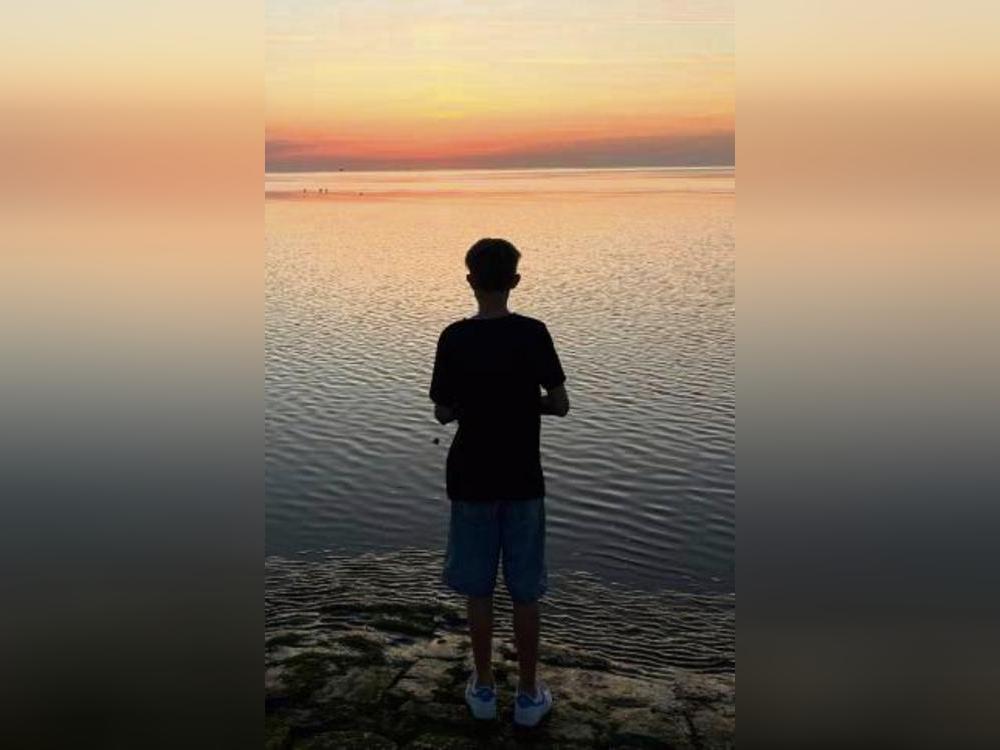 Jannis Reimann genießt Meer und Sonnenuntergang.