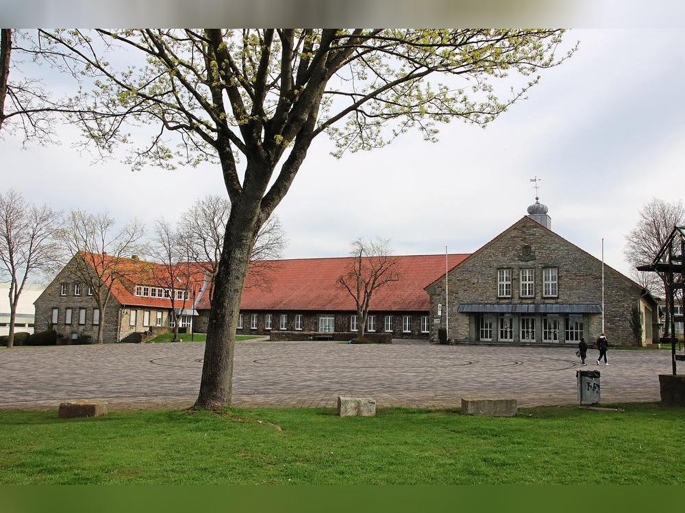 Der Grünstreifen vor dem Bürgerhaus Anröchte war für einen 19-jährigen Anröchter offenbar zu verlockend, um nicht mit seinem Pkw darüber zu driften. Seinen Führerschein ist er bis auf Weiteres los. Archivfoto: Raestrup