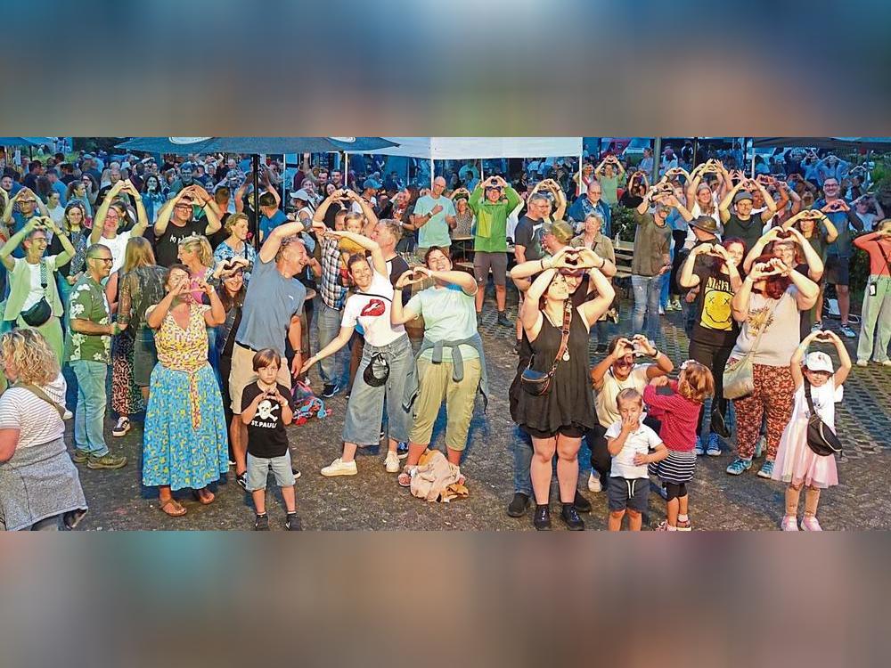 Jung und Alt feierten auf dem Festival „Wandern & Whisky“ zusammen vor der Bühne und genossen die Musik der verschiedenen Bands. Fotos: Kloer