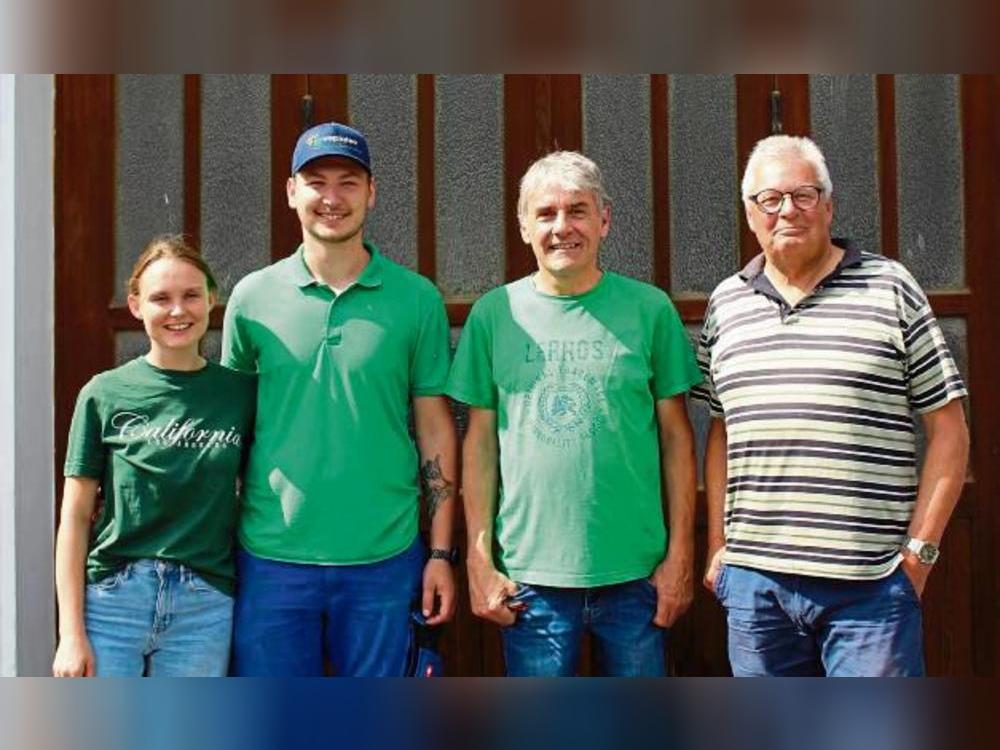 Celina Kaupmann und der neue Besitzer Erik Werminghaus wollen in die Wohnung oberhalb der ehemaligen Feuerwehr ziehen. Markus Köchling (2.v.r.) lebte bis 1981 dort. Erhard Geweiler (r.) von 1981 bis 1991.