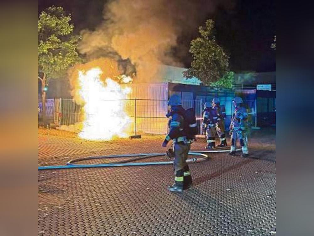 Lodernde Flammen auf der Baustelle des Lippe-Berufskollegs. Foto: Feuerwehr