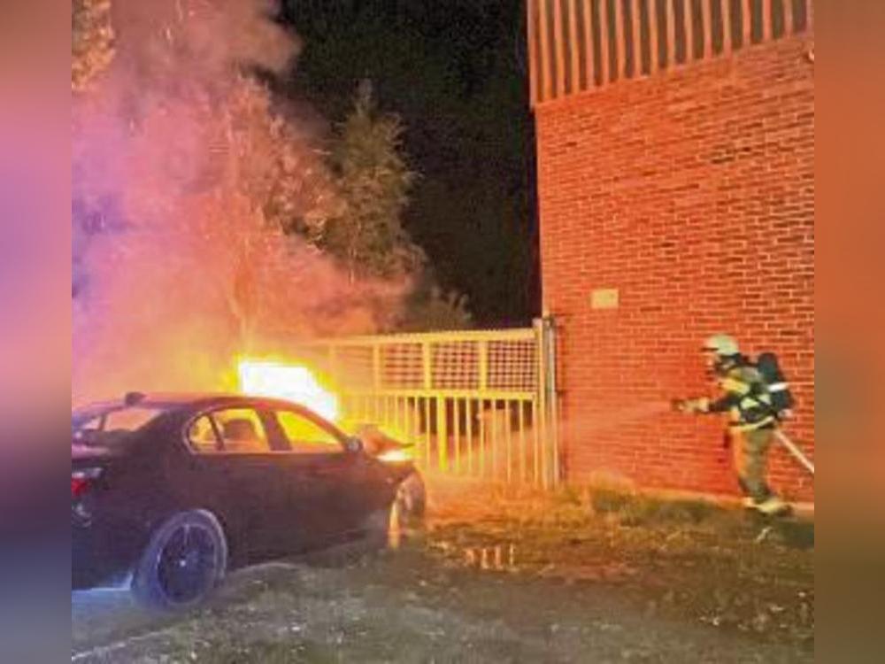 An der Paderborner Straße stand am Sonntag ein Auto in Flammen. Foto: Polizei