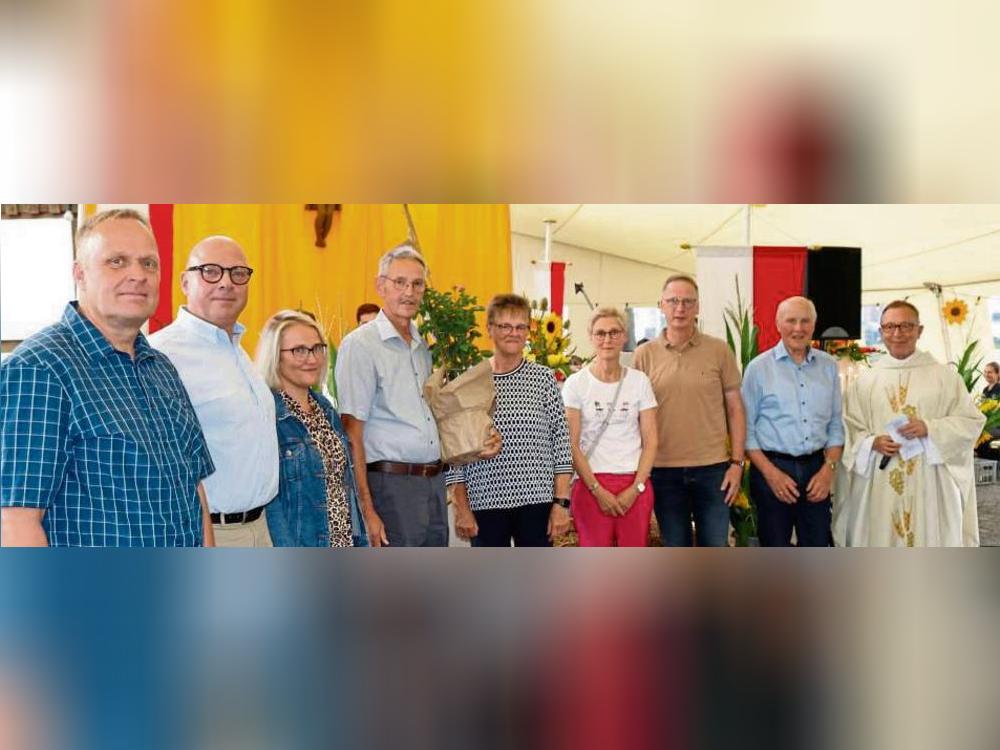 Sichtlich überrascht waren Ortsvorsteher Heinrich Berglar und seine Frau Rita (4.u.5.v.l.)über die Ehrung von der Dorfgemeinschaft Waltringhausen. Foto: Priesnitz
