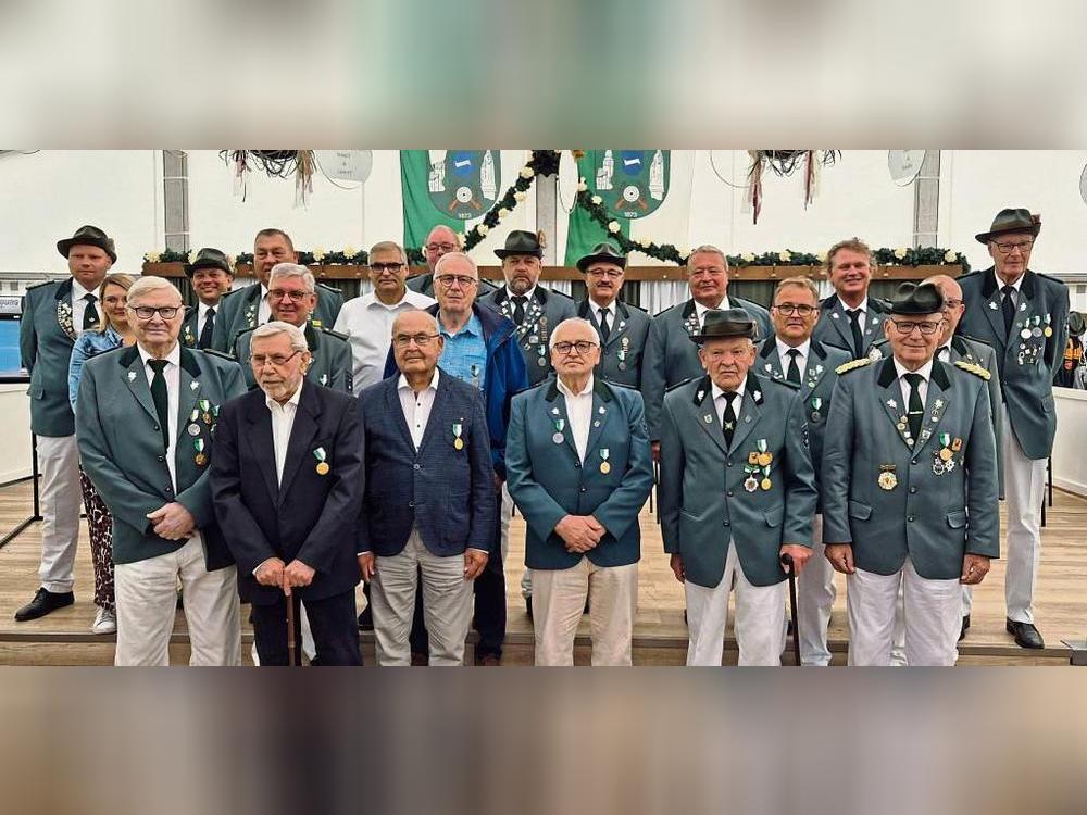 Nach dem Schützenfrühstück wurden am Montagmorgen zahlreiche langjährige Vereinsmitglieder des Schützenvereins Dedinghausen geehrt. Foto: Wissing