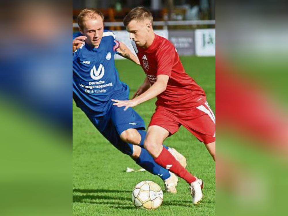 Die Kicker aus Verne (in Rot) besiegten Upsprunge mit 3:0, unterlagen Tudorf/Alfen dann aber mit 0:4. Fotos: Tuschen