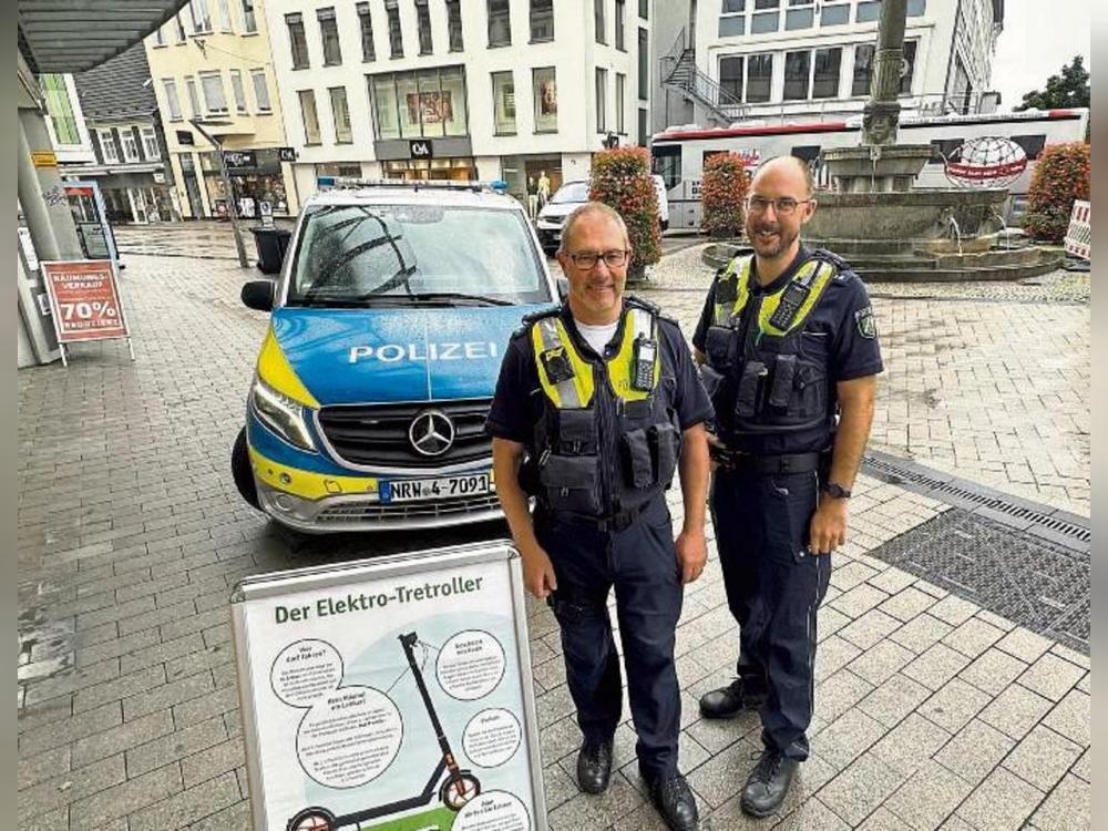 Achtung, Kontrolle: Die Polizei – auf dem Foto: die Polizeihauptkommissare Holger Luck (l.) und Martin Schäfers – hat in Lippstadt E-Scooter-Fahrer kontrolliert. Foto: Cegelski