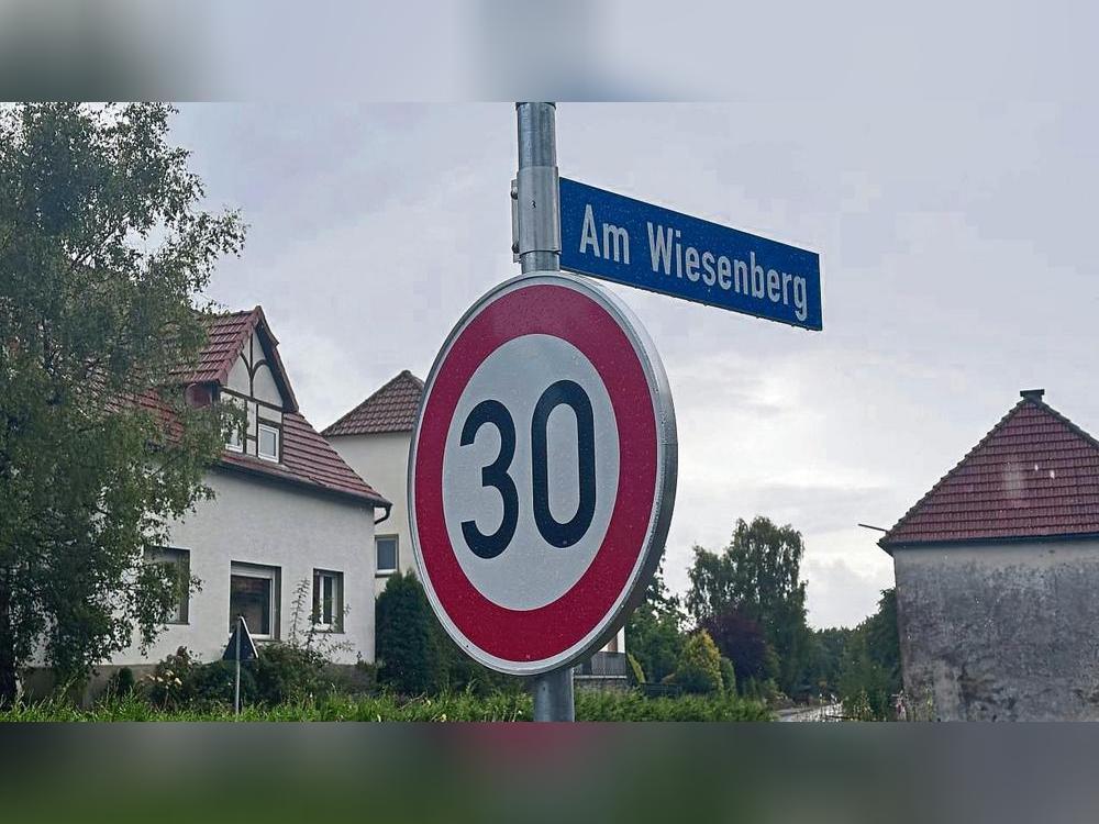 Das Tempo-30-Schild an der Kreuzung Grundstraße/ Am Wiesenberg weist auf die Verkehrsberuhigung hin. Dort, wo die Straße Am Wiesenberg den Hornweg kreuzt, fehlt die Beschilderung noch, ist aber beauftragt. Foto: Bsdurek