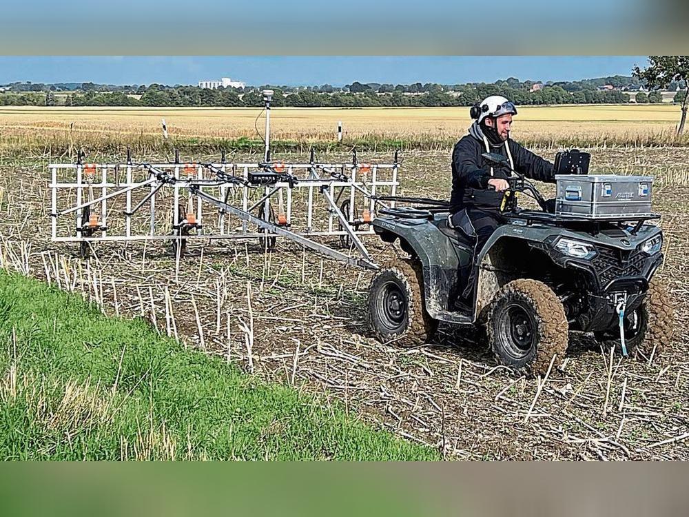 Mit Quad und Magnetsonden wird das Gebiet entlang der Rüthener Straße und dem Fliegerhorst abgesucht. Foto: A. Bsdurek