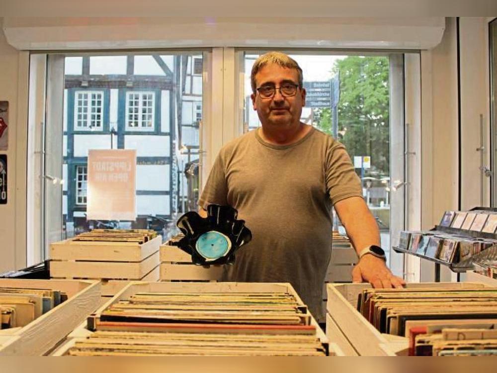 Alfons Hagedorn zeigt, dass aus kaputten Vinyl-Platten Salatschüsseln gemacht werden können.