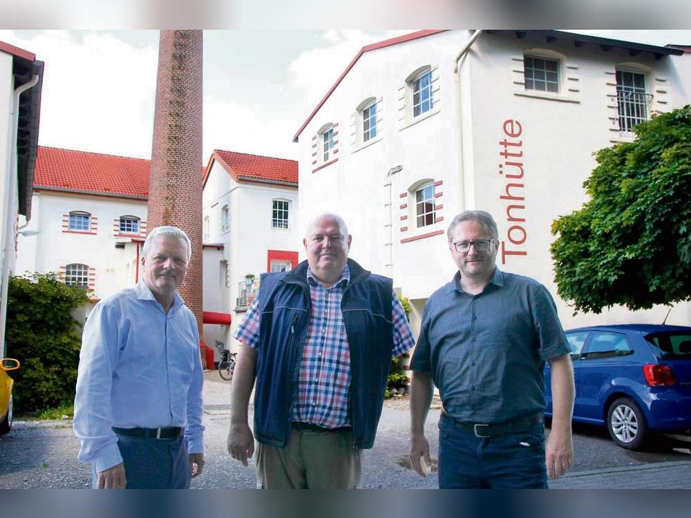 Caritas-Vorstand Lutz Gmel, Tafel-Leiter Willi Pieper und Caritas-Koordinator Georg Karbowski (v.l.) freuen sich, am Tonhüttenweg endlich einen neuen Standort für die Lippstädter Tafel gefunden zu haben. Foto: Puls